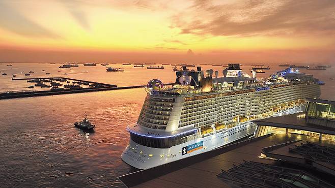 로얄캐리비안 크루즈 스펙트럼호가 싱가포르 모항에 정박해 출발을 기다리고 있다.