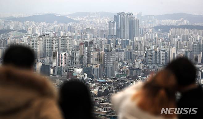 [서울=뉴시스] 백동현 기자 = 정부의 부동산 시장 연착륙을 위한 규제 완화책에도 불구하고 시장의 반응이 차갑다. 최근 집값 하락과 함께 전셋값도 크게 떨어지며 '역전세 현상'이 심화되고 있다. 사진은 29일 오후 서울 남산에서 바라본 서울 시내 아파트. 2023.01.29. livertrent@newsis.com
