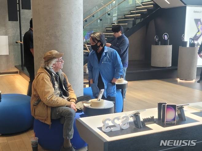 [로스앤젤레스=뉴시스]미국 로스앤젤레스(LA)에 위치한 '삼성 익스피리언스 스토어 in LA'에서 한 방문객이 익스피리언스 스토어 직원에게 제품에 대한 소개를 듣고 있다. (사진=윤현성 기자)