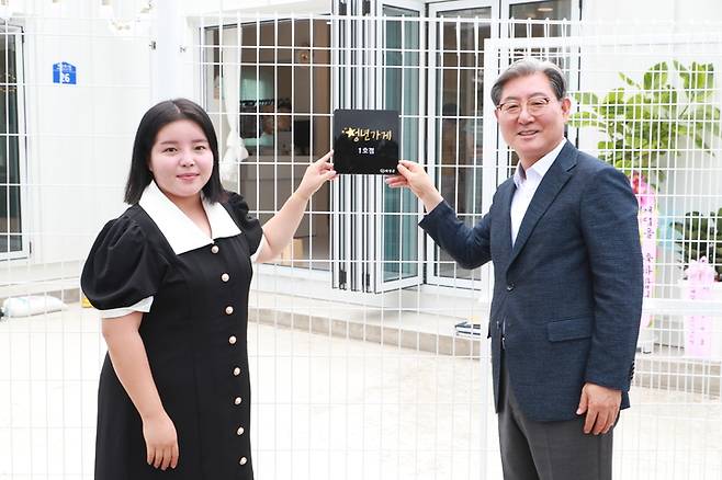 의령 청년가게 1호점. 오른쪽은 오태완 의령군수 *재판매 및 DB 금지