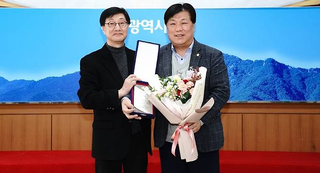 [대구=뉴시스] 대구 수성구의회 차현민 의원이 '2022 대구·경북의원 정책대상'에서 우수상을 수상했다. (사진 = 수성구의회 제공) 2023.02.07. photo@newsis.com *재판매 및 DB 금지