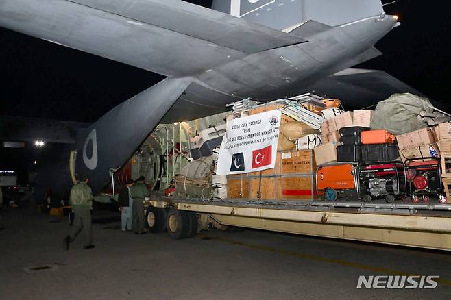[라왈핀디=AP/뉴시스] 7일(현지시간) 파키스탄 라왈핀디의 누르 칸 공군기지에서 파키스탄 공군 승무원들이 튀르키예에 보낼 지진 피해 지원 물품을 수송기에 싣고 있다. 2023.02.07.