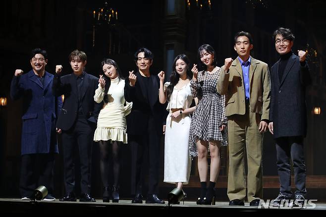 [서울=뉴시스] 박진희 기자 = 연극 '셰익스피어 인 러브' 배우 정문성, 이상이, 김성철, 정소민, 채수빈, 김유정, 송영규, 임철형이 7일 서울 서초구 예술의전당 CJ토월극장에서 기자간담회를 하고 있다. 예술의전당 개관 30주년 기념 연극 '셰익스피어 인 러브'는 ‘로미오와 줄리엣’이 셰익스피어의 사랑에서 탄생했다는 상상에서 출발한 연극이며, 한국 초연 작품이다.  2023.02.07. pak7130@newsis.com