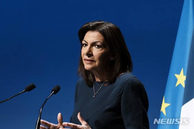 [몽루주(프랑스)=AP/뉴시스]지난 2022년 3월15일 프랑스 남부 몽루주에서 안 이달고 파리 시장이 다른 도시 시장들과 회담하고 있다. 그녀는 7일 러시아가 우크라이나와의 전쟁을 계속한다면 2024년 파리올림픽에 러시아 대표단이 허용되어서는 안 된다고 말했다. 2023.2.7