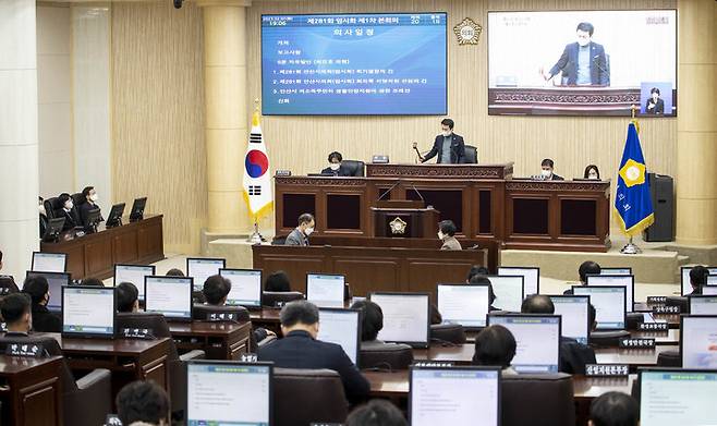 [안산=뉴시스] 7일 오후 경기 안산시의회 본회의장에서 열린 제281회 임시회에서 '안산시 저소득주민의 생활안정지원에 관한 조례안'을 의결하고 있다. (사진=안산시의회 제공) 2023.02.07. photo@newsis.com *재판매 및 DB 금지