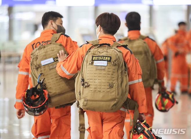 [인천공항=뉴시스] 김선웅 기자 = 7일 오후 인천국제공항에서튀르키예 지진 수색 및 구조를 위한 대한민국 긴급구호대원들이 공항에 도착하고 있다. 2023.02.07. mangusta@newsis.com