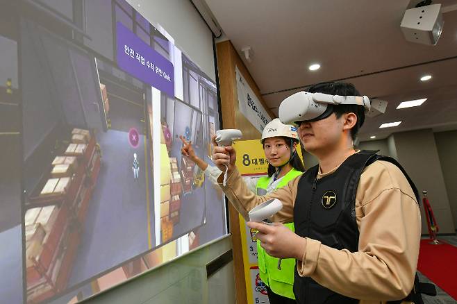 현대모비스 임직원들이 가상현실(VR) 장비를 착용해 사고 상황을 체험하고 안전교육을 받고 있는 모습. 현대모비스 제공