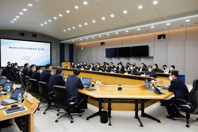 포스코가 메타버스 기반의 마케팅 디지털 전환을 추진한다. 김학동 부회장이 지난해 11월 1일 인천 송도 컨벤시아에서 개최한 2022 친환경소재포럼에서 포스코 메타버스 비전 및 준비과정에 대해 설명하고 있다. 포스코 제공