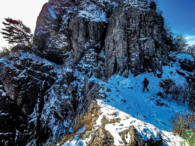 쌀바위 능선을 돌아 나오니 '산악인이규진 추모비'가 눈길을 끈다. 쌀바위 실제크기는 사진 속 바위의 10배가 넘는다.