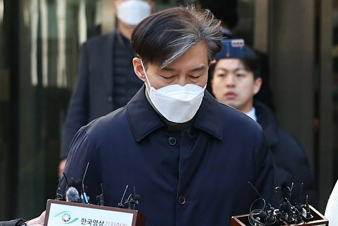 자녀 입시비리와 감찰 무마 혐의로 기소된 조국 전 법무부 장관이 지난 3일 오후 서울 서초구 서울중앙지법에서 열린 1심 선고공판에서 징역 2년을 선고받은 뒤 법원을 떠나고 있다. 연합뉴스