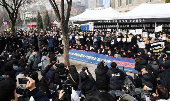 6일 시청 앞 서울광장에 마련된 10·29 이태원 참사 희생자 합동분향소 앞에서 열린 ‘분향소 철거 예고 서울시 규탄 기자회견’에서 유가족들과 참석자들이 피켓을 들고 있다. 2023.2.6 홍윤기 기자