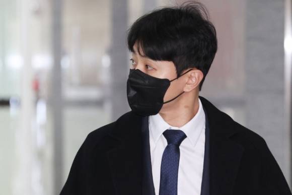 쇼트트랙 국가대표 출신의 빅토르 안(한국명 안현수)이 12일 오후 경기 성남시 중원구 성남시청에서 열린 ‘성남시청 빙상팀 코치직 공개채용 면접’에 참석하기 위해 대기실로 입장하고 있다.  2023.1.12 뉴스1