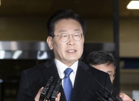 이재명 더불어민주당 대표 - 지난달 28일 이재명 더불어민주당 대표가 서울 서초구 서울중앙지검을 나서고 있다. 뉴시스