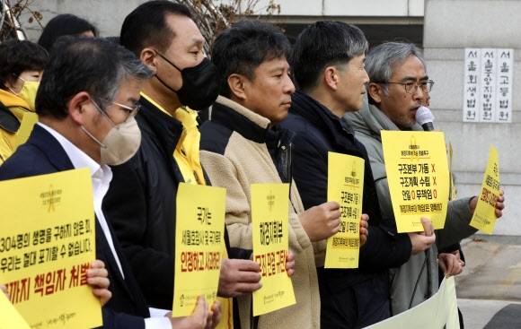 이태호 4.16연대 상임집행위원장 이태호 위원장이 7일 서초구 서울고등법원 앞 삼거리에서 열린 ‘해경지휘부 2심 선고 세월호 가족, 시민 입장발표 기자회견’에서 발언을 하고 있다. 한편 이날 김석균 전 해양경찰청장은 ‘세월호 부실구조’ 관련 2심 선고 공판에서 무죄를 선고 받았다. 2023.02.07 뉴시스