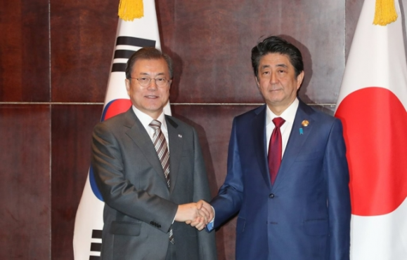 문재인 전 대통령과 아베 신조 전 일본 총리. 연합뉴스 자료사진