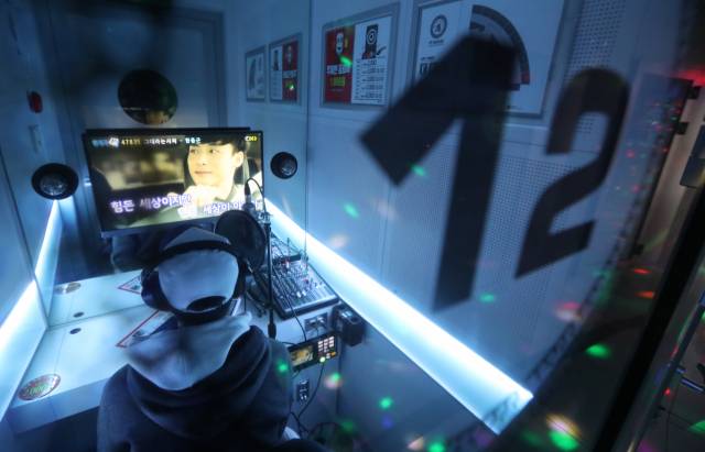 1인 공간에서 혼자 노래를 부를 수 있는 코인 노래방/연합뉴스