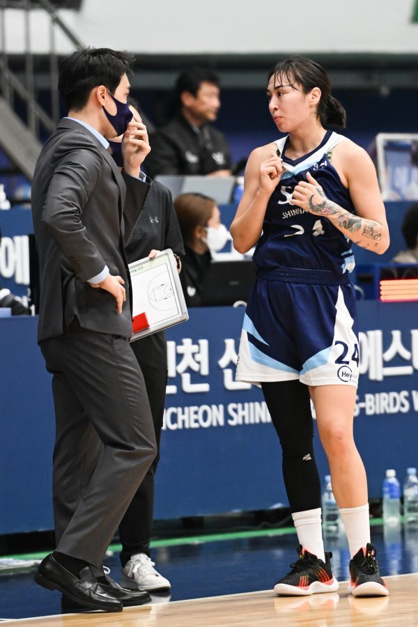 신한은행 구나단 감독(왼쪽)과 김소니아.
사진제공 | WKBL
