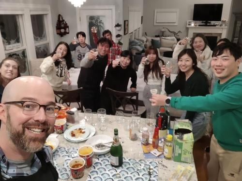 눈속에 갇힌 한국인 관광객들 집에 초대해 건배하는 미국인 부부.