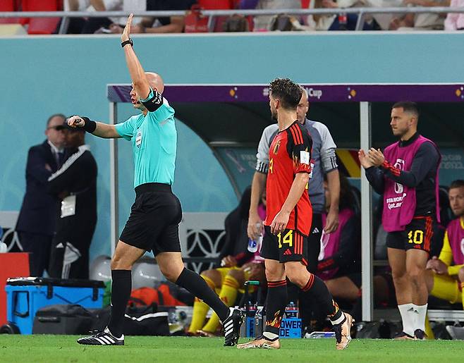 앤서니 테일러 주심이 지난해 12월 2일 카타르 알라이얀 아흐마드 빈 알리 스타디움에서 열린 2022 카타르 월드컵 조별리그 F조 3차전 크로아티아와 벨기에의 경기에서 자신이 선언했던 크로아티아의 페널티킥을 취소하고 있다. 연합뉴스