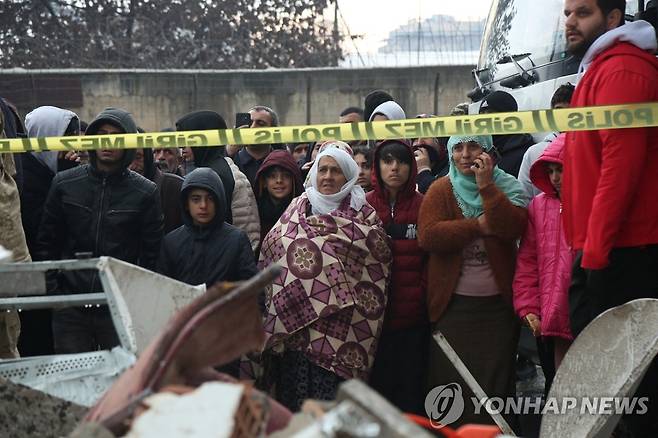 튀르키예 붕괴 건물 구조작업 지켜보는 주민들 (디야르바크르[튀르키예] 로이터=연합뉴스) 6일(현지시간) 규모 7.8 강진으로 무너진 튀르키예 남동부 디야르바크르의 건물 앞에서 주민들이 구조 작업을 지켜보고 있다. 2023.02.06 clynnkim@yna.co.kr