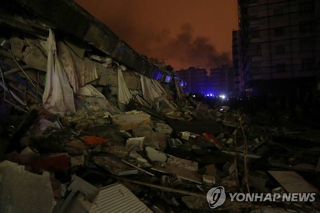 규모 7.8 강진으로 무너진 튀르키예 건물 (디야르바키르[튀르키예] 로이터=연합뉴스) 6일(현지시간) 규모 7.8의 강진이 발생한 튀르키예 남동부 디야르바키르에 건물이 붕괴해 있다. 로이터 등 외신에 따르면 이날 새벽 4시 17분께 남부 도시 가지안테프에서 약 33㎞ 떨어진 내륙에서 규모 7.8의 지진이 일어난 것으로 미국 지질조사국(USGS)이 밝혔다. 2023.02.06 ddy04002@yna.co.kr