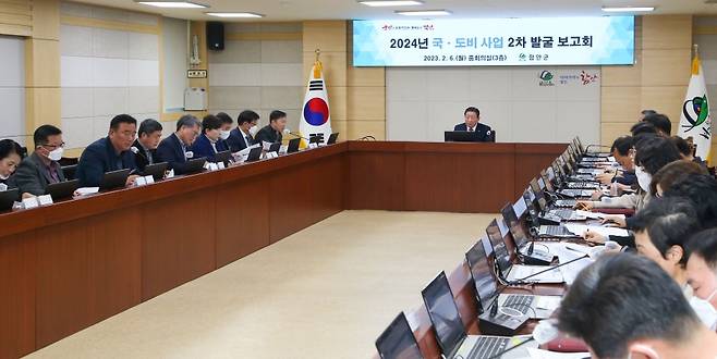 함안군 2024년 국·도비 사업 2차 발굴 보고회 (함안=연합뉴스) 조근제 경남 함안군수가 지난 6일 군청 별관 중회의실에서 열린 '2024년 국·도비 사업 2차 발굴 보고회'에서 발언하고 있다. 2023.2.7 [경남 함안군 제공. 재판매 및 DB 금지]