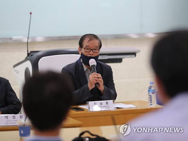 '대학 무상 교육' 토론 사회 보는 신승춘 교수 [연합뉴스 자료사진]