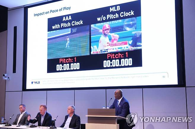 2023시즌 바뀌는 규정을 설명하는 MLB 사무국. [AFP=연합뉴스]