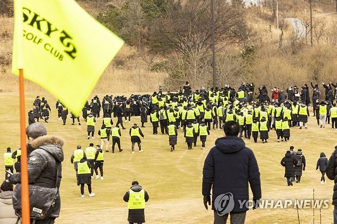 '스카이72' 골프장 강제집행, 법원 강제집행관 용역업체 대치 (영종도=연합뉴스) 이지은 기자 = 17일 오전 인천시 중구 스카이72 골프앤리조트 앞에서 강제집행을 시도하려는 인천지법 집행관실 관계자들과 이를 막으려는 임차인 측의 용역업체 및 일부 보수단체 회원들이 대치하고 있다. 2023.1.17 [공동취재] photo@yna.co.kr