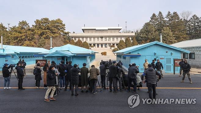 판문점 찾은 취재진 (파주=연합뉴스) 서대연 기자 = 6·25전쟁 정전 70주년을 맞은 가운데 7일 오후 경기도 파주시 판문점에서 취재진이 설명을 듣고 있다. 2023.2.7 dwise@yna.co.kr