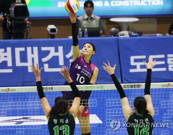 김연경 '블로킹 위로' (수원=연합뉴스) 홍기원 기자 = 7일 경기도 수원실내체육관에서 열린 프로배구 V리그 여자부 현대건설 힐스테이트와 흥국생명 핑크스파이더스의 경기.흥국생명 김연경이 공격하고 있다. 2023.2.7 xanadu@yna.co.kr