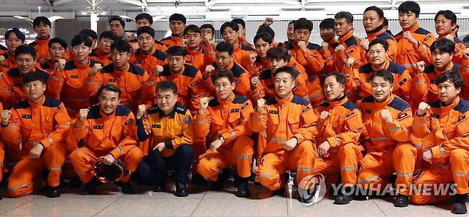 '몸 건강히 다녀오시기 바랍니다' (영종도=연합뉴스) 김도훈 기자 = 7일 오후 인천국제공항 제1여객터미널에서 출국을 앞둔 튀르키예 지진 실종자 수색 등을 위한 대한민국 긴급구호대(KDRT) 소속 소방대원들이 자체 출정식을 마친 뒤 기념촬영을 하고 있다.
    정부는 외교부, 소방청, 코이카(한국국제협력단), 국방부 등으로 구성된 110여 명의 긴급구호대를 튀르키예로 파견한다. 2023.2.7 superdoo82@yna.co.kr
