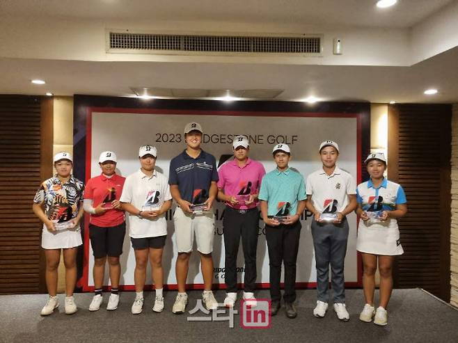 7일 태국 방콕 인근 수완 컨트리클럽에서 열린 브리지스톤골프 인비테이셔널 주니어 챔피언십에서 입상한 선수들이 트로피를 들고 기념촬영하고 있다. (사진=석교상사)