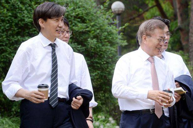 지난 2017년 5월11일 청와대 소공원에서 문재인 당시 대통령이 신임 민정·인사·홍보수석비서관, 총무비서관과 경내를 산책하며 대화하고 있는 모습(사진=뉴시스).