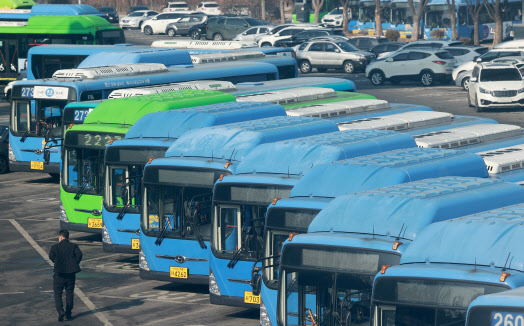 8일 서울의 한 버스 공영차고지에 버스들이 정차해 있다. (사진=연합뉴스)