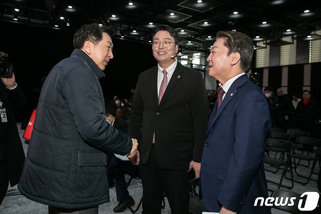 김기현(왼쪽부터), 천하람, 안철수 국민의힘 당대표 후보가 7일 서울 강서구 한 방송 스튜디오에서 열린 국민의힘 제3차 전당대회 후보자 비전발표회에서 대화를 나누고 있다. ⓒ News1 국회사진취재단