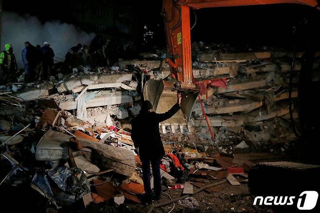 지난 6일(현지시간) 튀르키예 오스마니예에서 튀르키예(터키) 남부와 시리아 북서부를 강타한 규모 7.8 강진으로 지진으로 무너진 건물에서 구조활동을 벌이는 모습. 이 지진으로 튀르키예와 시리아에서 7800명의 사망자가 발생했다. ⓒ 로이터=뉴스1 ⓒ News1 박재하 기자