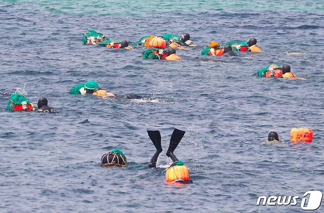 22일 제주시 구좌읍 행원포구 인근에서 해녀들이 해산물 채취를 위해 바다로 나가고 있다. (사진은 기사 내용과 무관함) / 뉴스1 ⓒ News1