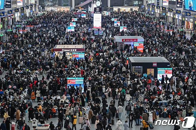 중국 상하이 홍차오 기차역에 춘절을 맞아 귀향객들이 인산인해를 이루고 있다. 2023.1.20ⓒ AFP=뉴스1