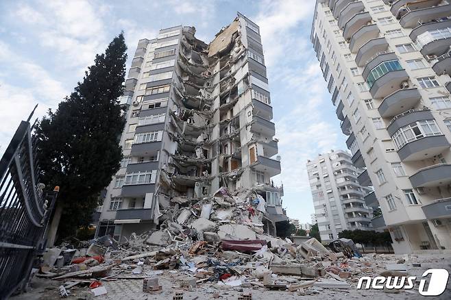 6일(현지시간) 튀르키예(터키)와 시리아를 덮친 대지진으로 인해 시리아 알레포 지역의 수많은 건물들이 붕괴했다.  ⓒ 로이터=뉴스1 ⓒ News1