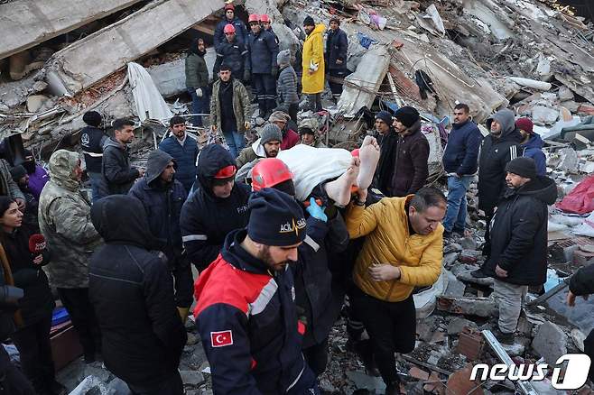 7일 (현지시간) 규모 7.8의 강진의 강타로 7000여명이 숨진 튀르키예의 카라만마라슈의 무너진 건물에서 구조대원이 생존자를 구하고 있다. ⓒ AFP=뉴스1 ⓒ News1 우동명 기자