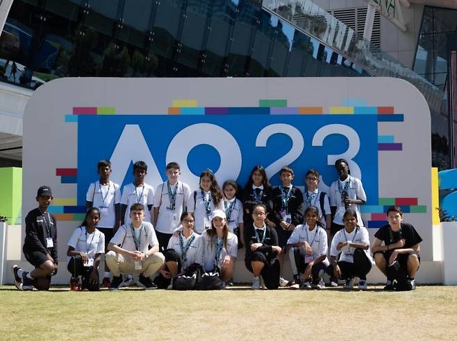 기아 클럽하우스 프로그램에 참여한 라파 나달 재단 아이들이 호주오픈이 열린 멜버른 파크에서 기념촬영을 하는 모습. 사진제공=기아