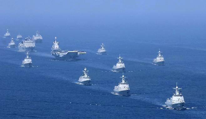 2022년 5월 중국 항모 랴오닝함이  각종 구축함과 호위함, 군수지원함 등과 함께 남중국해에서 기동훈련을 하고 있다. /연합뉴스
