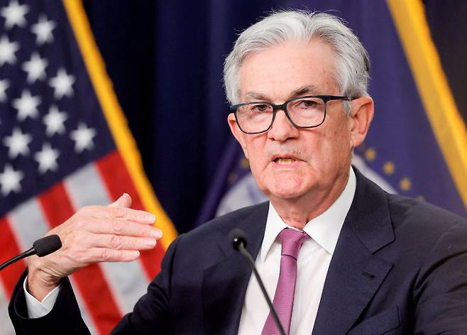 한국의 수출 위기는 미국이 인플레이션을 잡기 위해 금리를 급격히 올리면서 세계 경기가 둔화된 요인이 크다. 미국 금리 정책을 책임지고 있는 제롬 파월 미국 연방준비제도이사회 의장이 지난 2월 1일 기자회견을 하고 있다./로이터 연합뉴스