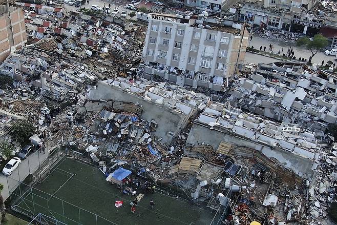 7일 튀르키예 남부 하타이시 도심의 건물들이 지진에 처참하게 무너져 있다./IHA/AP 연합뉴스