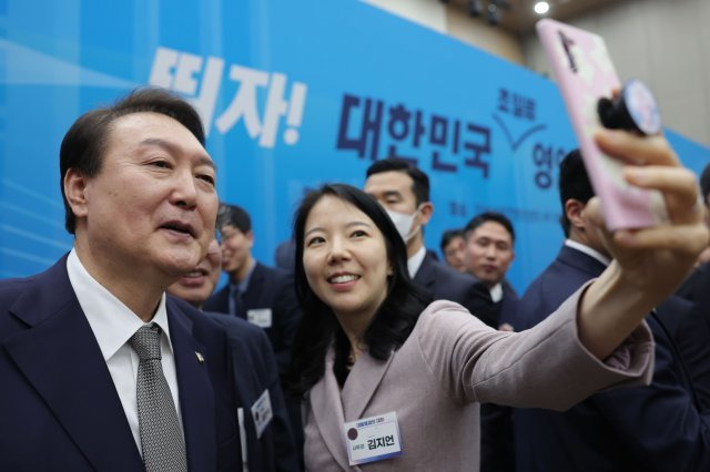 윤석열 대통령이 7일 정부세종컨벤션센터에서 열린 ‘대통령과의 대화 및 공직자 오찬‘에서 한 공직자와 기념촬영 하고 있다. 대통령실 제공