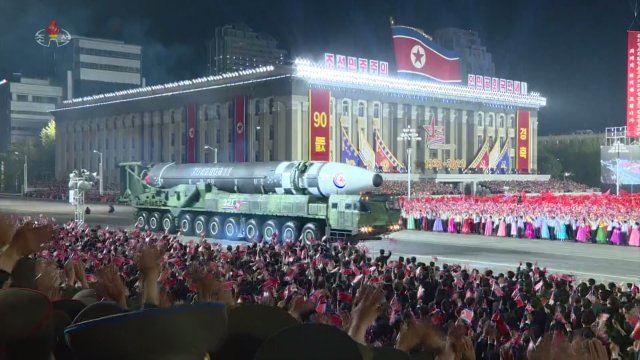 작년 4월 25일 평양 김일성 광장에서 북한 열병식이 진행되고 있다. 북한 신형 대륙간탄도미사일(ICBM) ‘화성-17형‘이 등장했다. 조선중앙TV 캡처