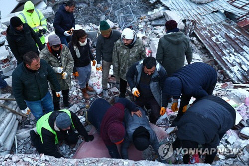 튀르키예 카라만마라슈에서 구조를 벌이는 사람들[연합뉴스 자료사진]