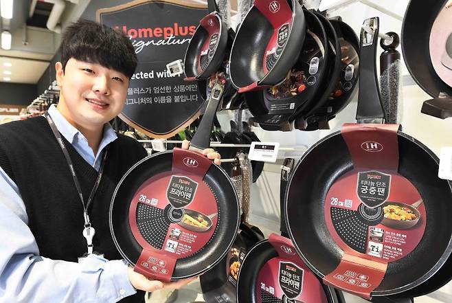 홈플러스 직원이 '홈플러스 시그니처 IH티타늄 단조 프라이팬'을 소개하고 있다.