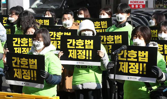 8일 오전 서울 영등포구 여의도동 국민의힘 당사 앞에서 열린 간호법 제정 촉구 집회 참가자들이 국민의힘 당사를 향해 손팻말을 든 채 구호를 외치고 있다. 신소영 기자